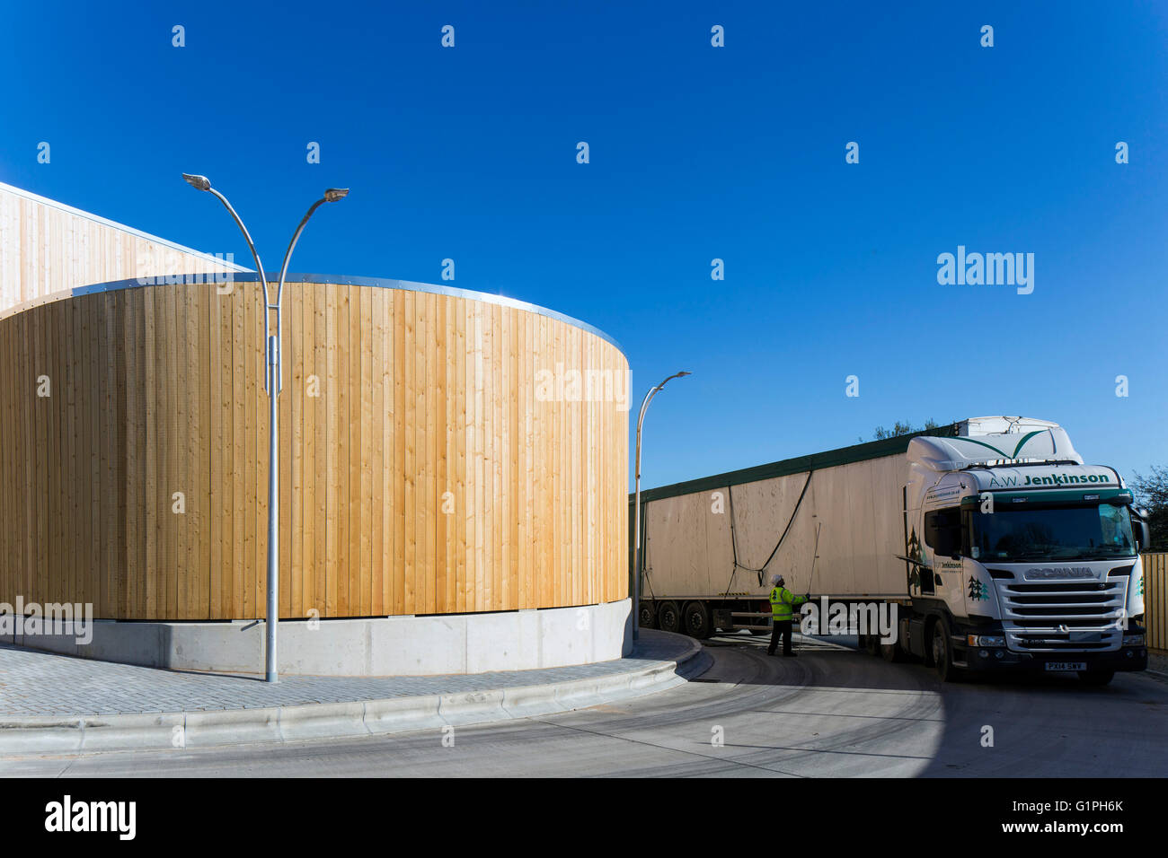 Legno curvato rivestimento di sale di riciclaggio e trasferimento di merci riciclabile. Bridport Centro di riciclaggio, Bridport, Regno Unito. Foto Stock