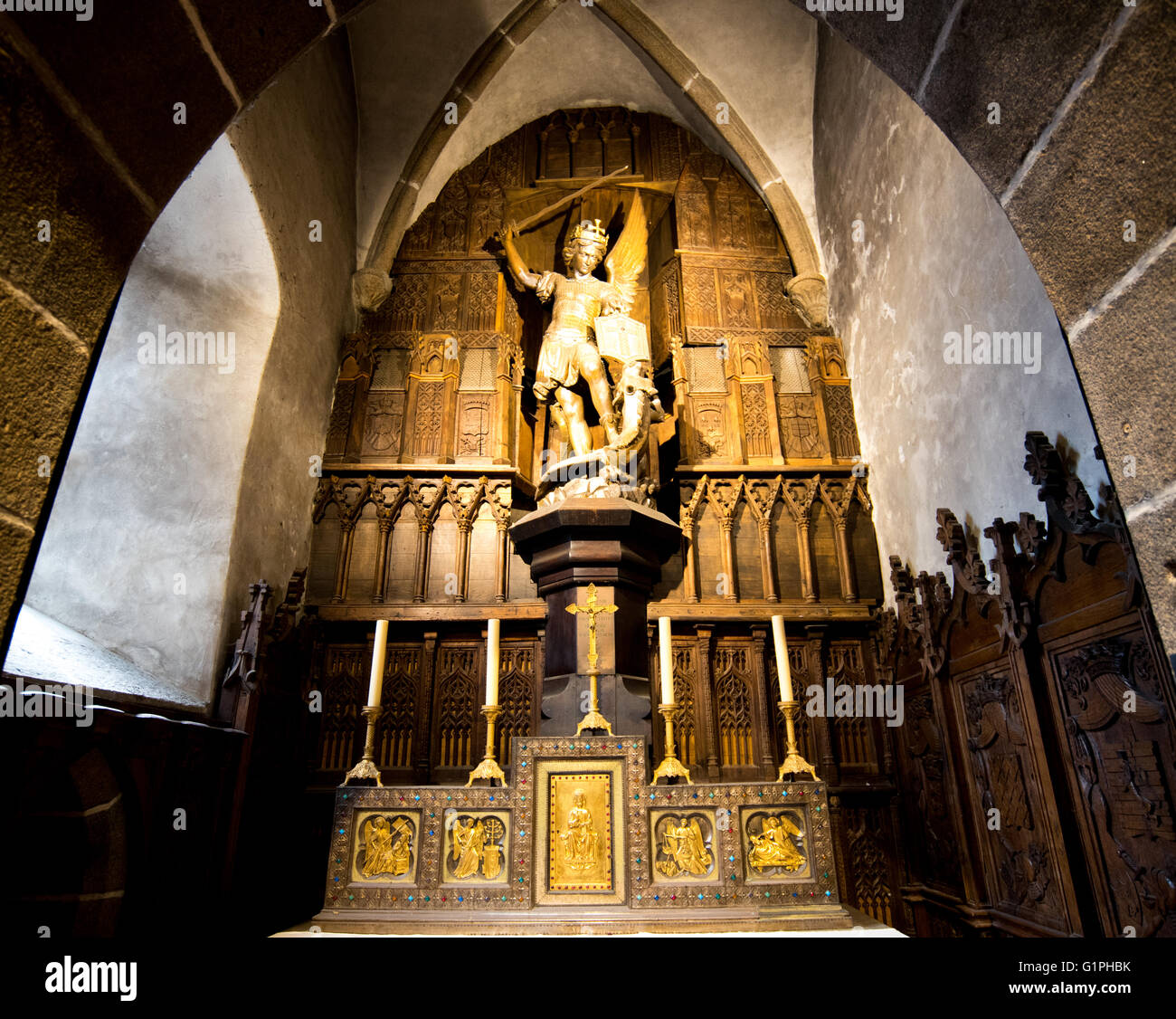 Statua di San Giorgio che uccide il drago e la chiesa di San Pietro, Eglise St-Pierre, Mont Saint Michel, in Normandia, Francia Foto Stock