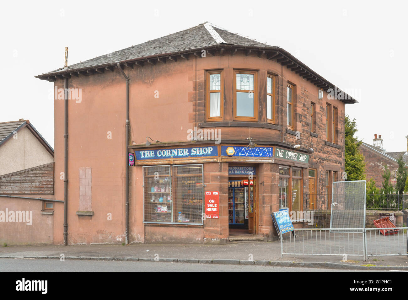 Negozio tradizionale ad angolo a Coatbridge, North Lanarkshire, Scozia, Regno Unito Foto Stock