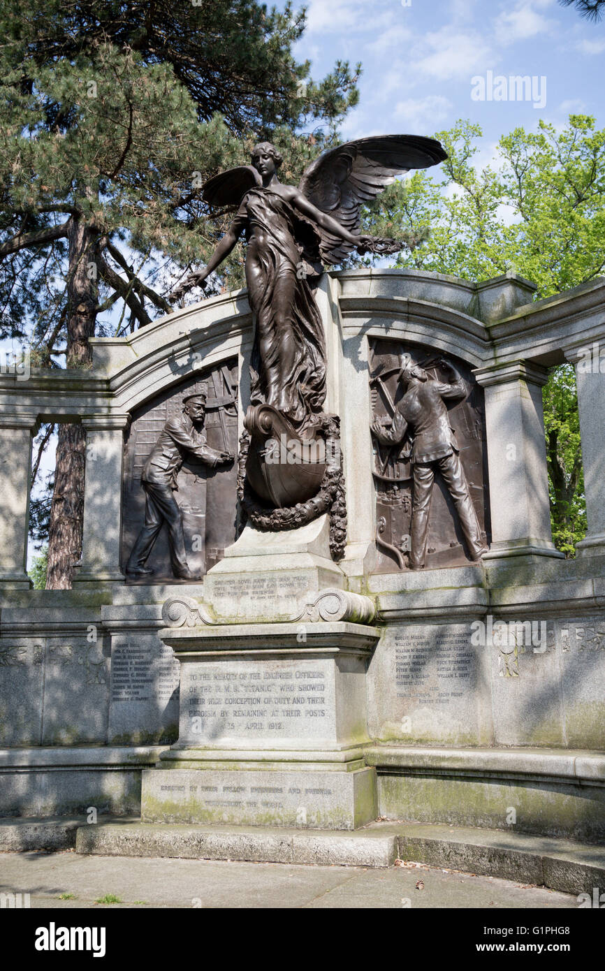 Southampton, Regno Unito - 14 maggio 2016. Memoriale per l ingegneria ufficiali del RMS Titanic Foto Stock