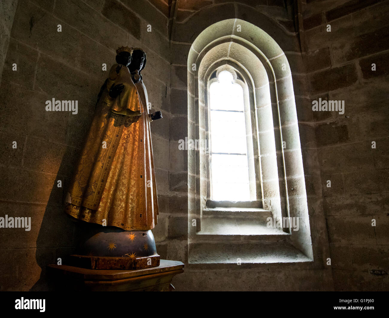 La statua della Madonna Nera di Notre-Dame du Mont-Tombe, Abbazia di Mont Saint Michel, Normandia Foto Stock