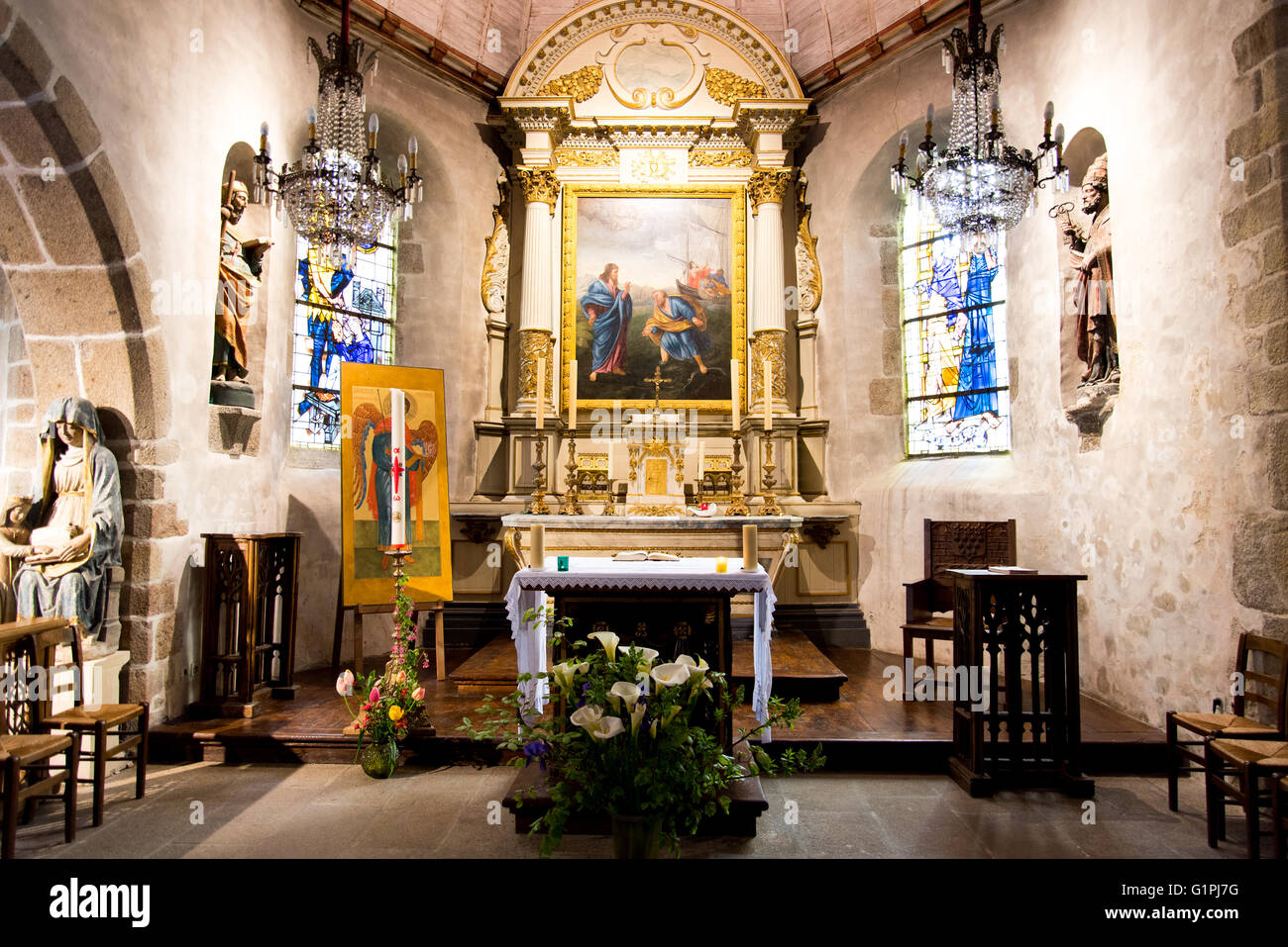 Altare della chiesa di San Pietro, Mont Saint Michel, in Normandia, Francia Foto Stock