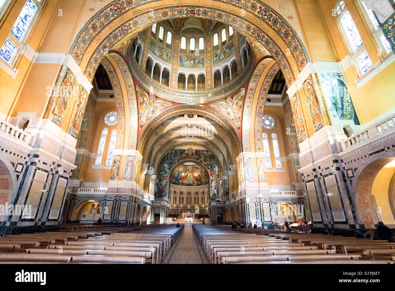Chiesa Di Santa Teresa Di Lisieux Interno della Basilica di Santa Teresa di Lisieux, Normandia, Francia
