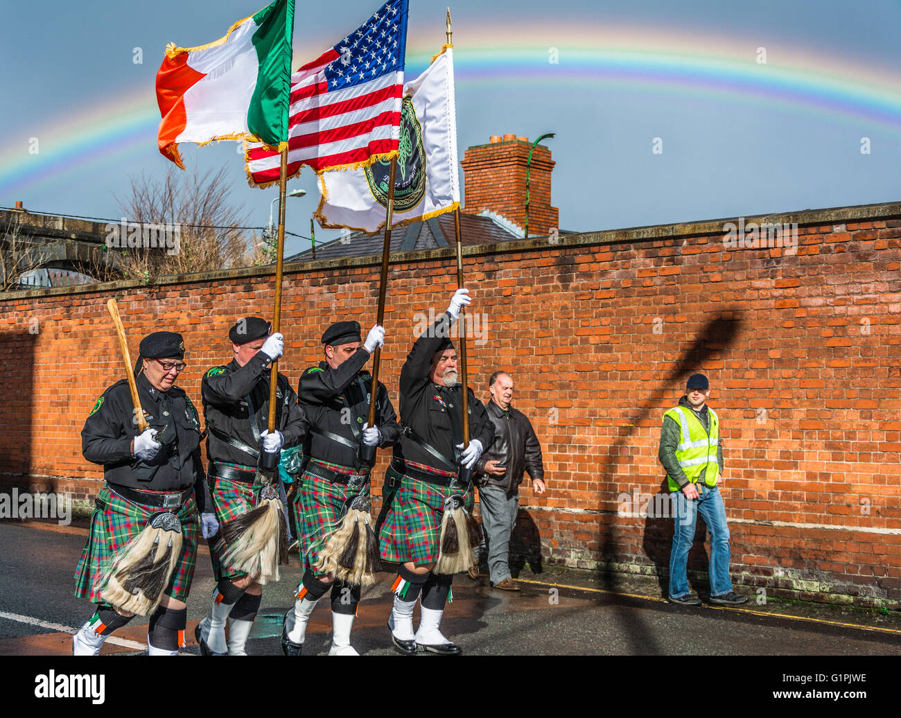 Irish band americana marciando attraverso Arbour Hill a Dublino per la salita di Pasqua 1916 Centenario eventi portando bandiere. Foto Stock