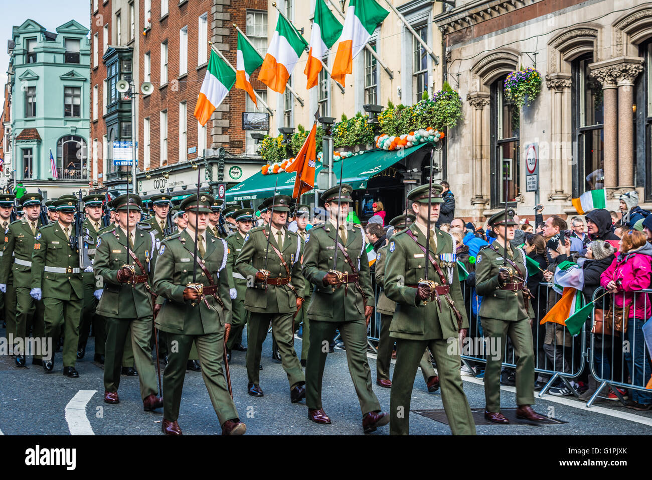Irish parata militare per la Pasqua Rising centenario 2016 attraverso il centro della città di Dublino Foto Stock
