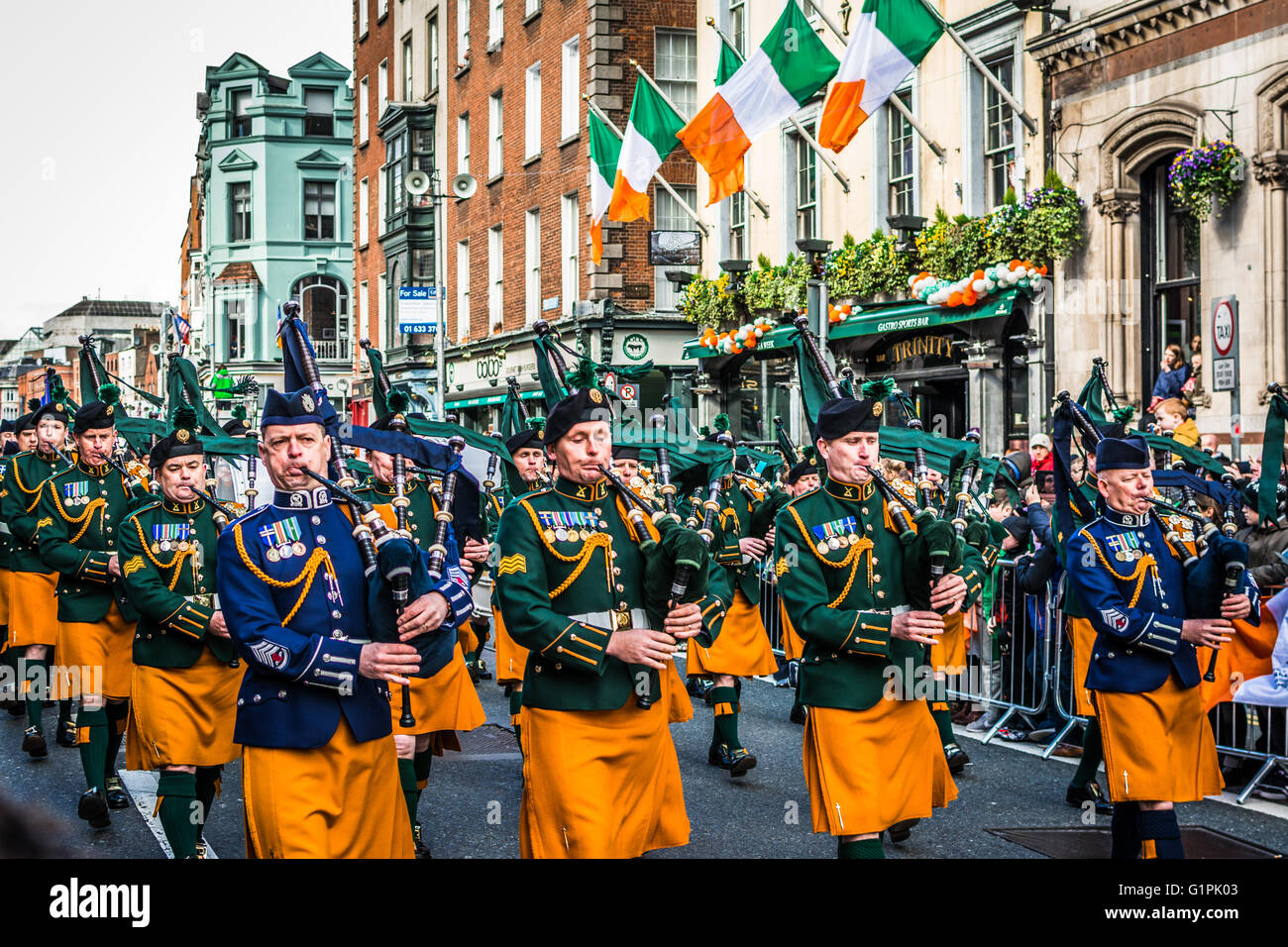 Irish parata militare per la Pasqua Rising centenario 2016 attraverso il centro della città di Dublino Foto Stock