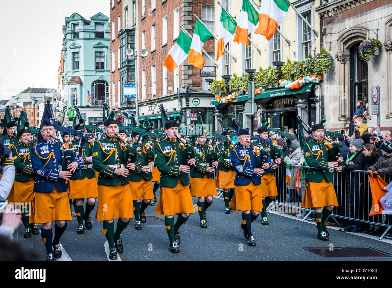 Irish parata militare per la Pasqua Rising centenario 2016 attraverso il centro della città di Dublino Foto Stock