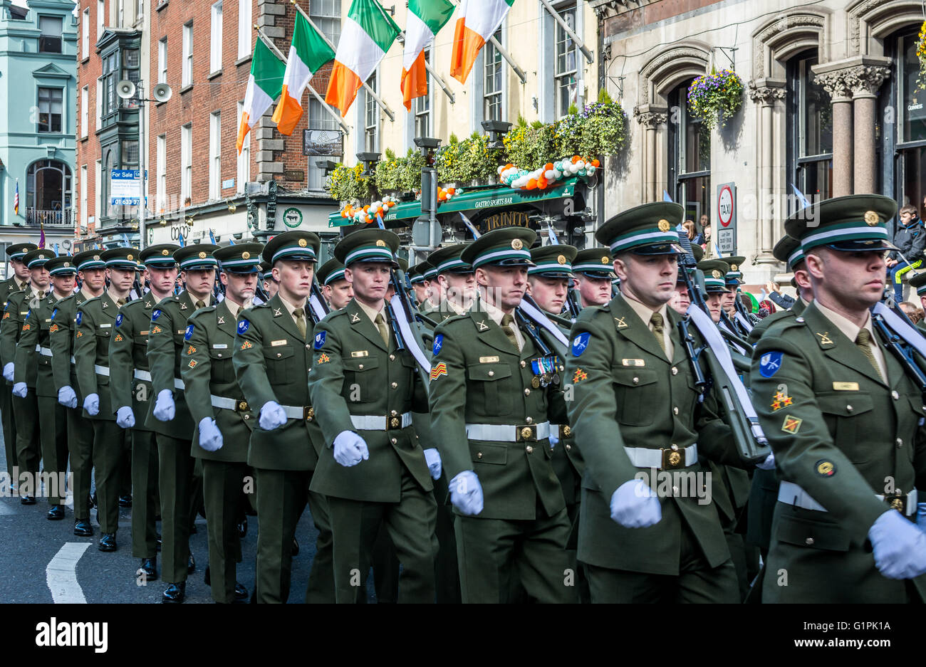 Irish parata militare per la Pasqua Rising centenario 2016 attraverso il centro della città di Dublino Foto Stock