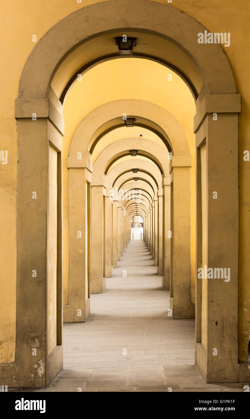 Serie di archi che copre il percorso accanto al fiume Arno a Firenze Foto Stock