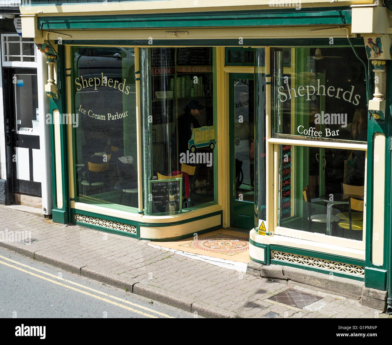 Hay-on-Wye una piccola cittadina famosa per i negozi di libri e un festival letterario in Powys Wales UK. Pastori coffee bar Foto Stock