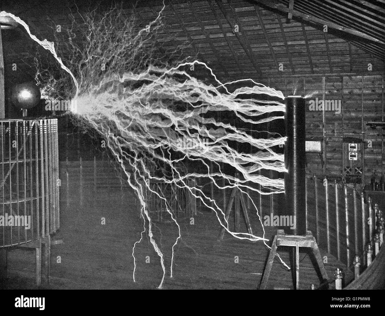 TESLA a laboratorio, c1900. esperimento per illustrare la capacità dell'oscillatore per produrre esplosioni elettriche di grande potenza, in Nikola Tesla a laboratorio in Colorado Springs, Colorado. Fotografia di Dickenson V. vicolo, c1900. Foto Stock
