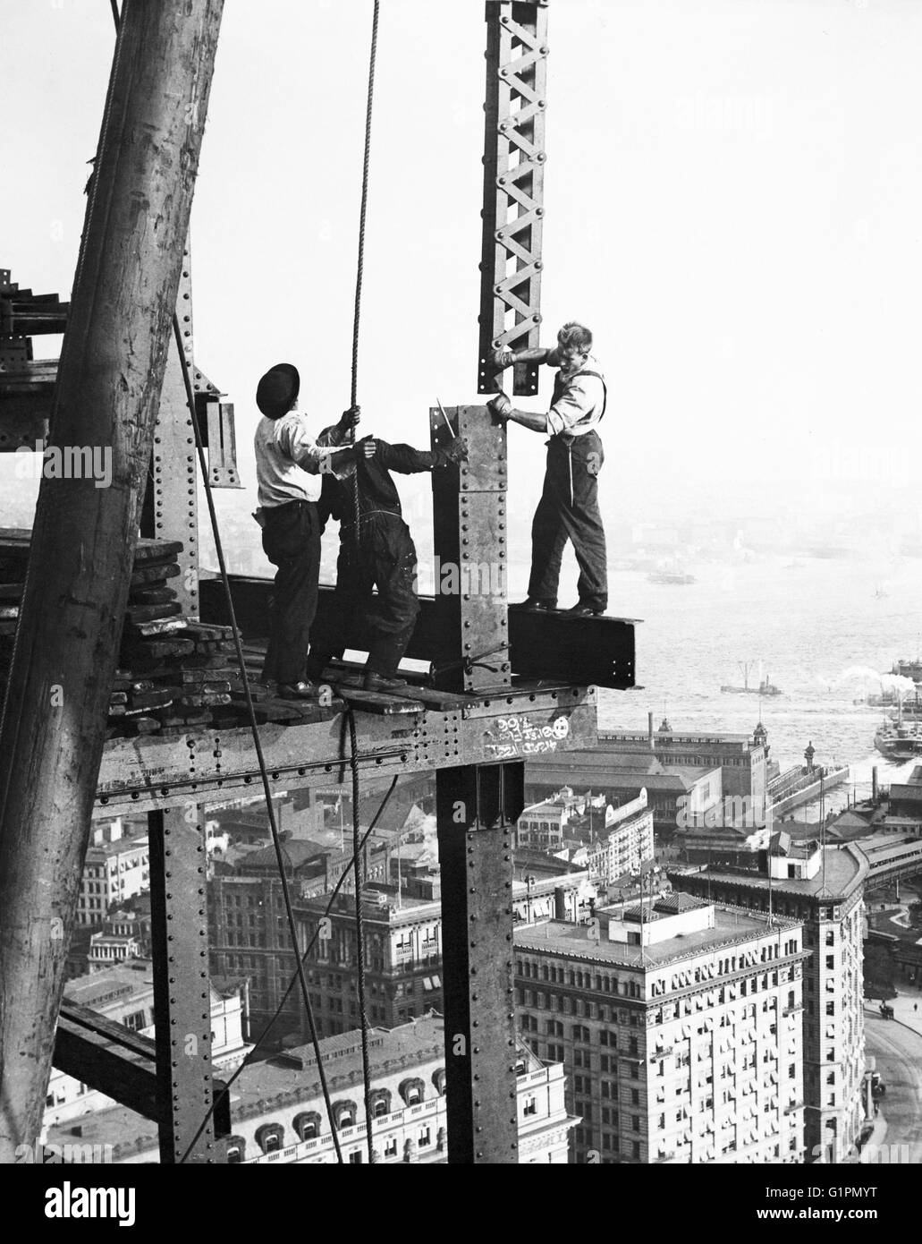 NEW YORK CITY, c1920. Lavoratori edili sulla cima di un grattacielo a New York City. Fotografia, c1910. Foto Stock