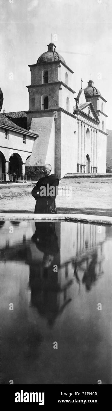 SANTA BARBARA, c1908. Un monaco francescano presso la missione di Santa Barbara a Santa Barbara, California. Fotografia, c1908. Foto Stock