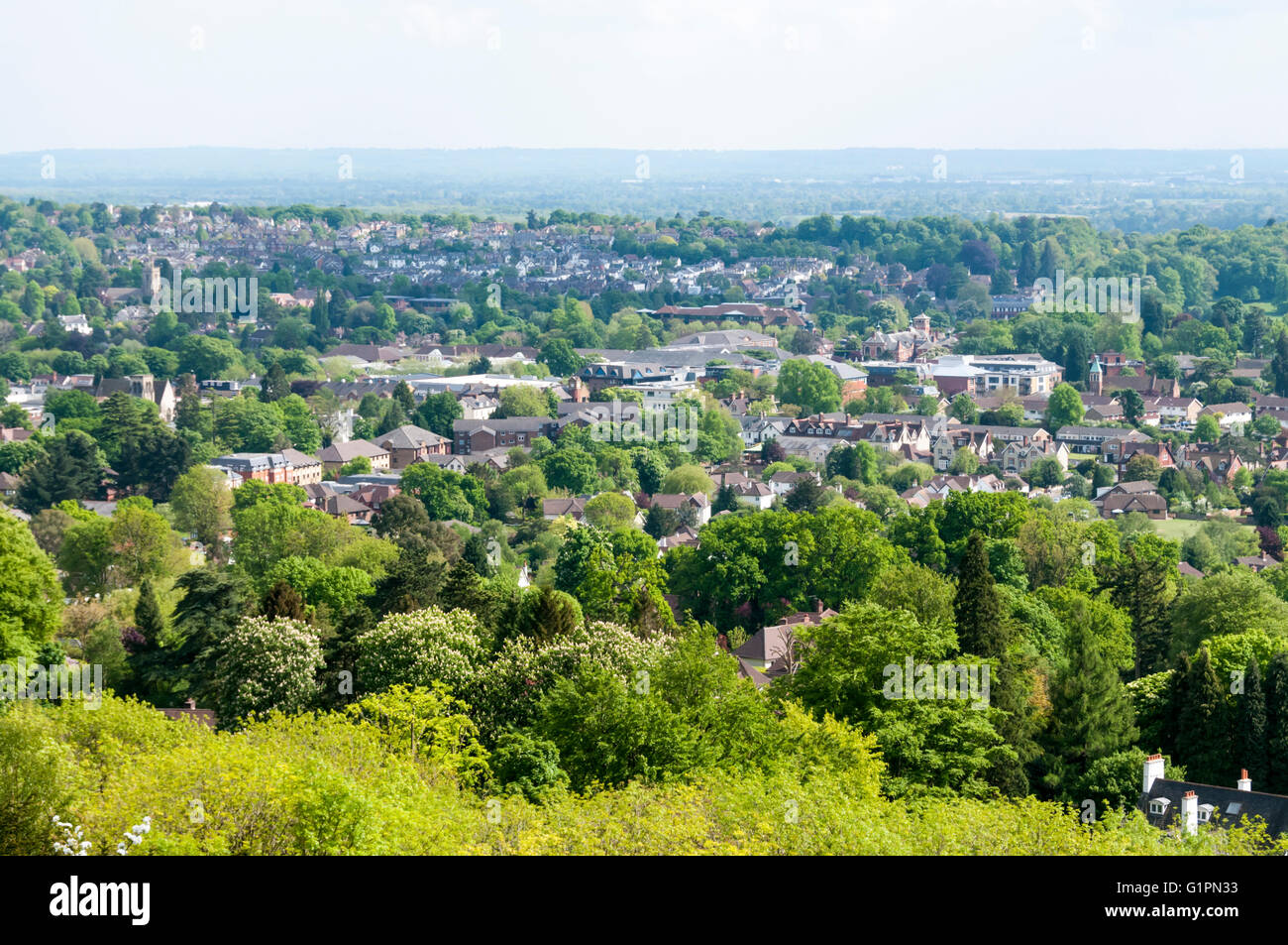 Il Surrey città di Reigate visto da North Downs cintura verde di terra a sud di Londra. Foto Stock