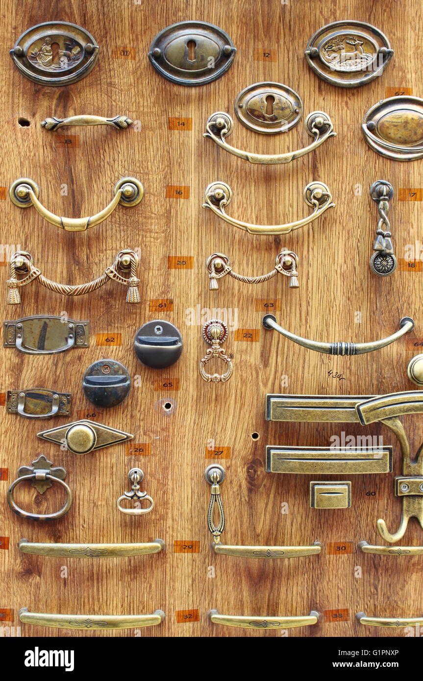 In bronzo e ottone porta manopole venduto in un negozio di ferramenta Foto Stock
