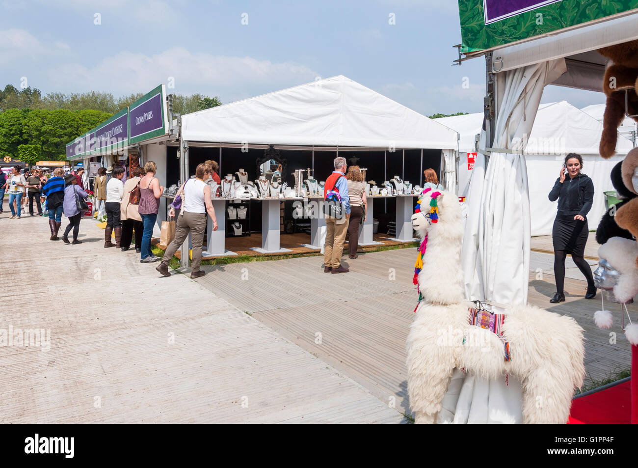 Shopping al dettaglio si spegne al Royal Windsor Horse Show, Home Park, Windsor, Berkshire, Inghilterra, Regno Unito Foto Stock