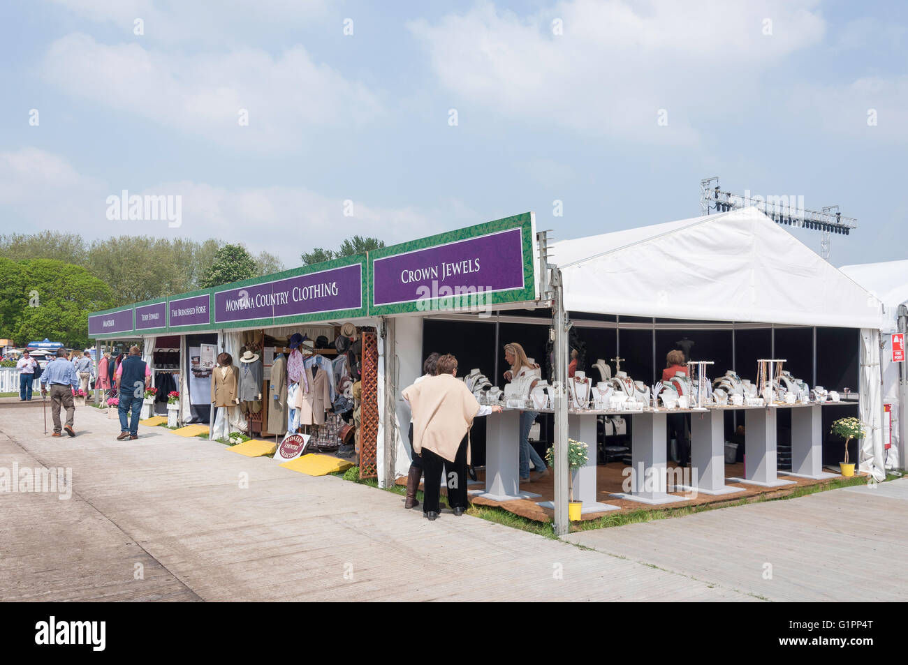 Shopping al dettaglio si spegne al Royal Windsor Horse Show, Home Park, Windsor, Berkshire, Inghilterra, Regno Unito Foto Stock