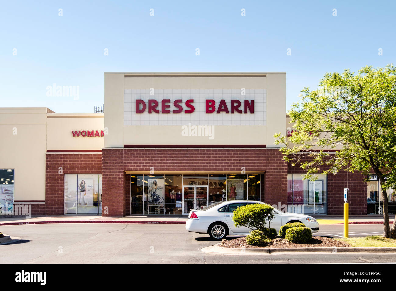 Lo storefront vestito in un granaio womens' negozio di abbigliamento in Oklahoma City, Oklahoma, Stati Uniti d'America. Foto Stock