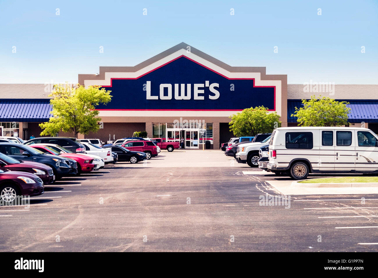 L'esterno alla vetrina di un Lowe's edificio e magazzino di alimentazione nella città di Oklahoma, Oklahoma, Stati Uniti d'America. Foto Stock