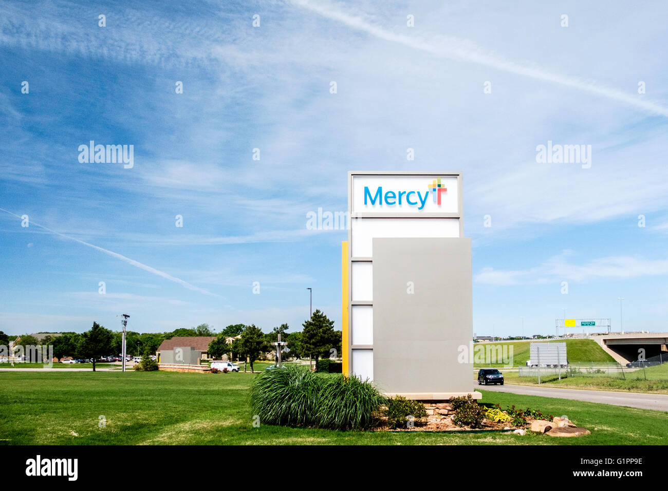 Un monumento segno pubblicità Ospedale Misericordia sul Memorial road nel nord Oklahoma City, Oklahoma, Stati Uniti d'America. Foto Stock