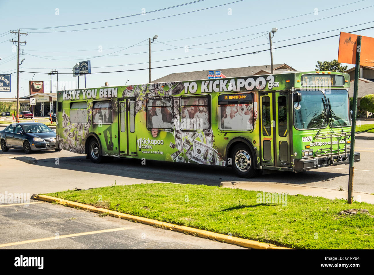 Un Oklahoma City trasporto pubblico autobus su una strada. Pubblicità Kickapoo Casino. Oklahoma, Stati Uniti d'America. Foto Stock