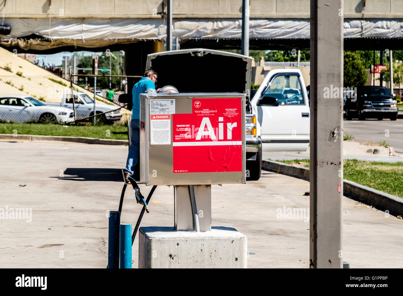 Un gettone pompa aria a aria pneumatici fino davanti ad una stazione di benzina nella città di Oklahoma, Oklahoma, Stati Uniti d'America. Foto Stock