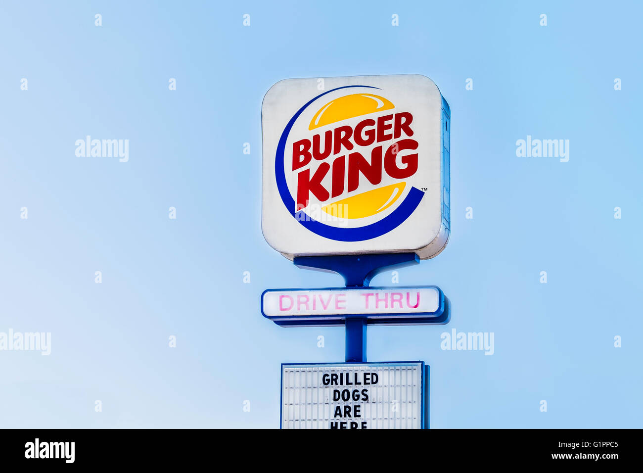 Un polo di segno pubblicità Burger King fast food hamburger Ristorante nella città di Oklahoma, Oklahoma, Stati Uniti d'America. Foto Stock