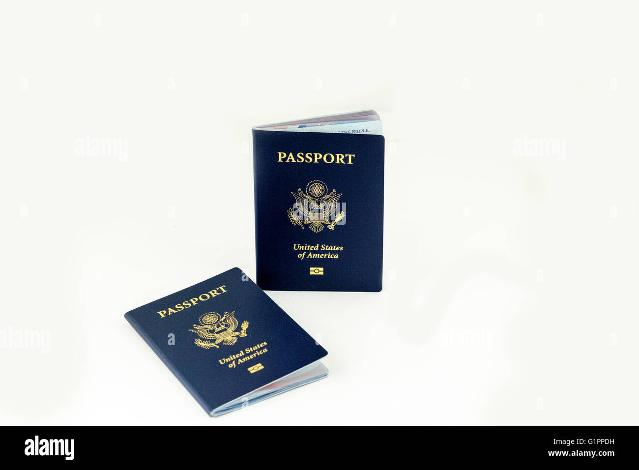 Due Stati Uniti d'America passaporto libri su uno sfondo bianco. Foto Stock
