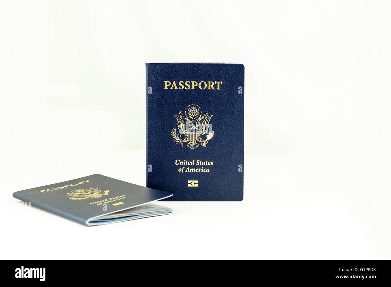 Due Stati Uniti d'America passaporto libri su uno sfondo bianco. Foto Stock