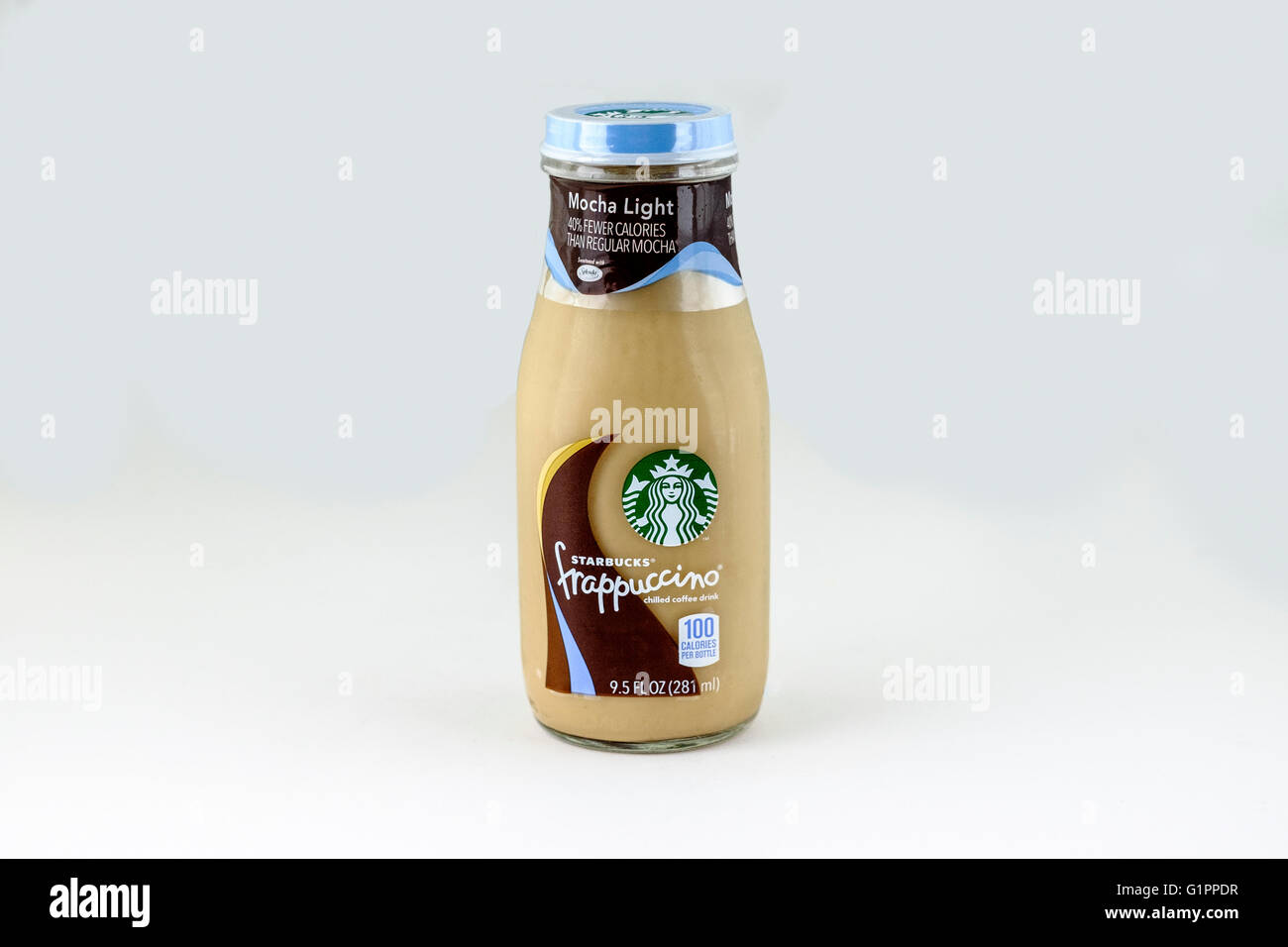 Una bottiglia di Starbucks servire freddo il Frappuccino bere caffè. Intaglio, isolato su bianco. Foto Stock