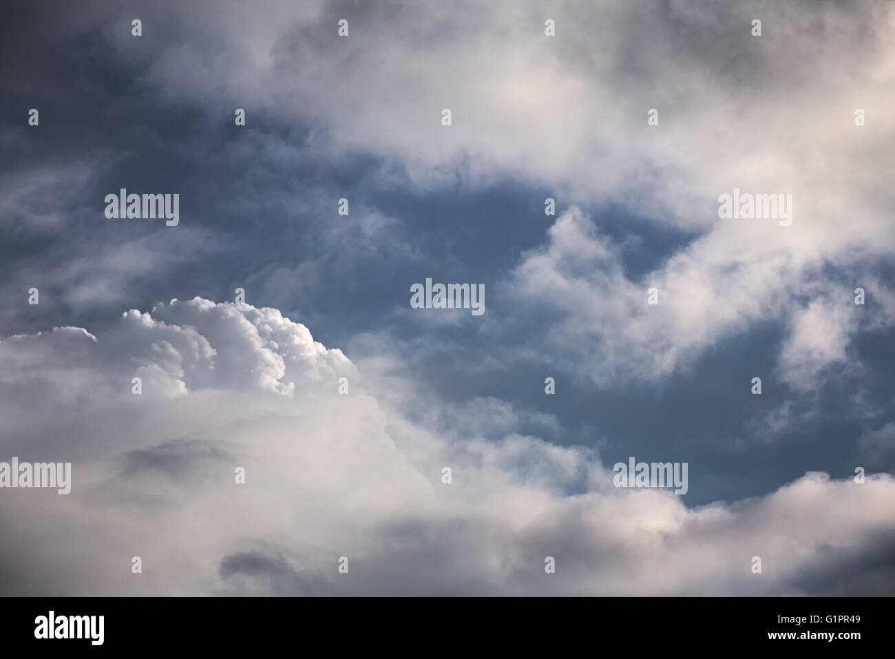 Alto contrasto cumulus cloudscape con il blu del cielo. Foto Stock