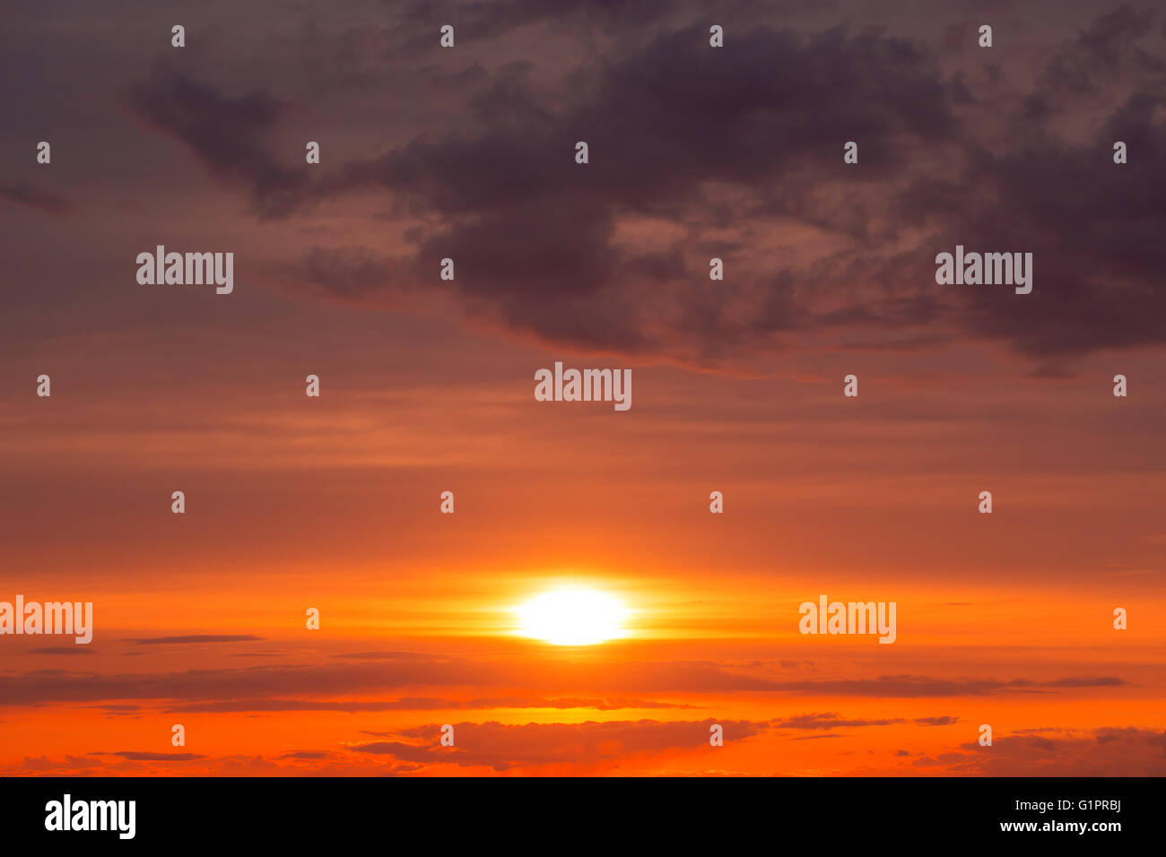 Fiery arancione tramonto Cielo. bellissimo cielo dello sfondo. Foto Stock