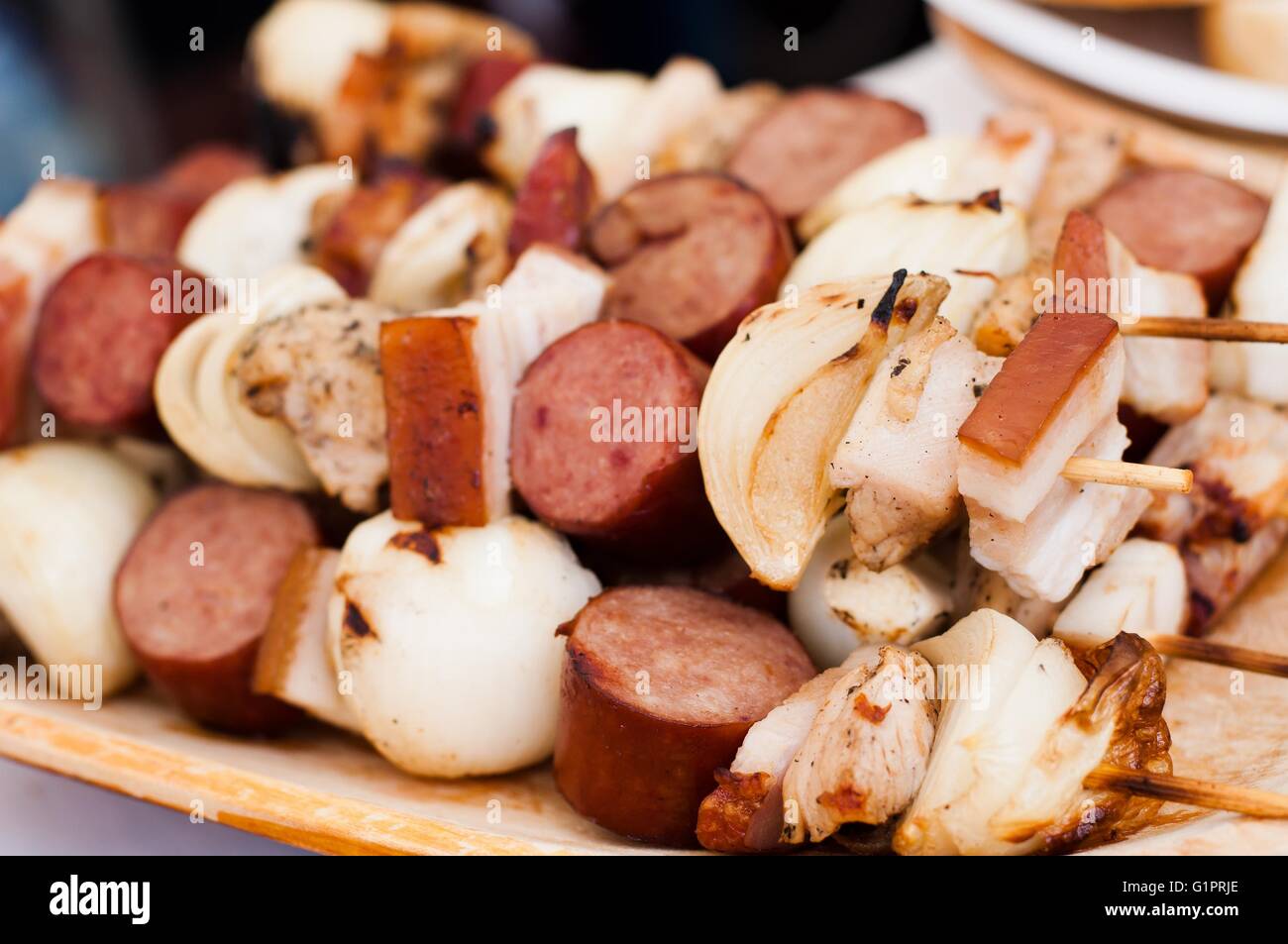 Barbecue shish kebab con salsiccia e cipolla e pancetta Foto Stock