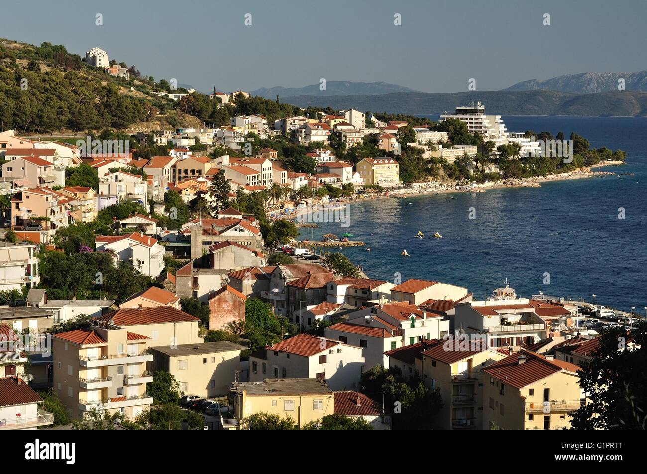 Bird-vista di Podgora dalla montagna con il mare Adriatico e le isole in background. Croazia Foto Stock