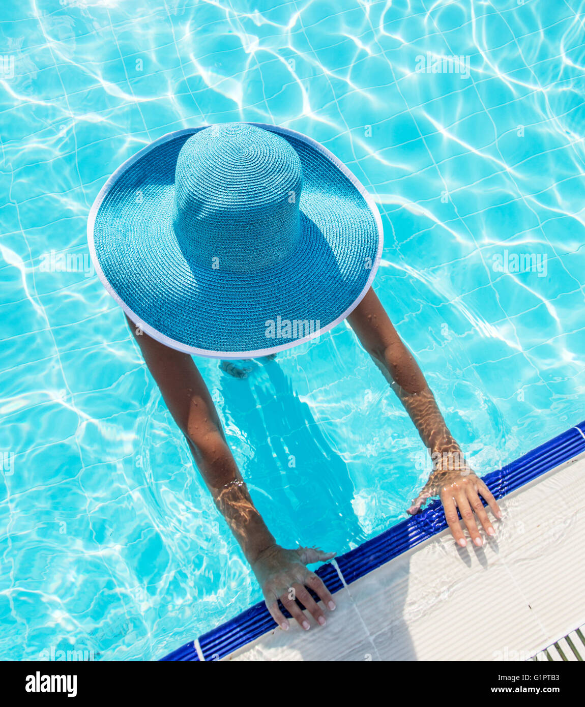 La donna nel cappello per il sole in piscina. Vista dall'alto. Foto Stock