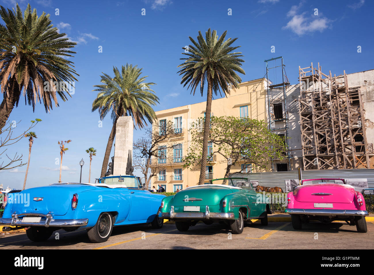 Vintage american cars parcheggiato nella Vecchia Havana, Cuba Foto Stock