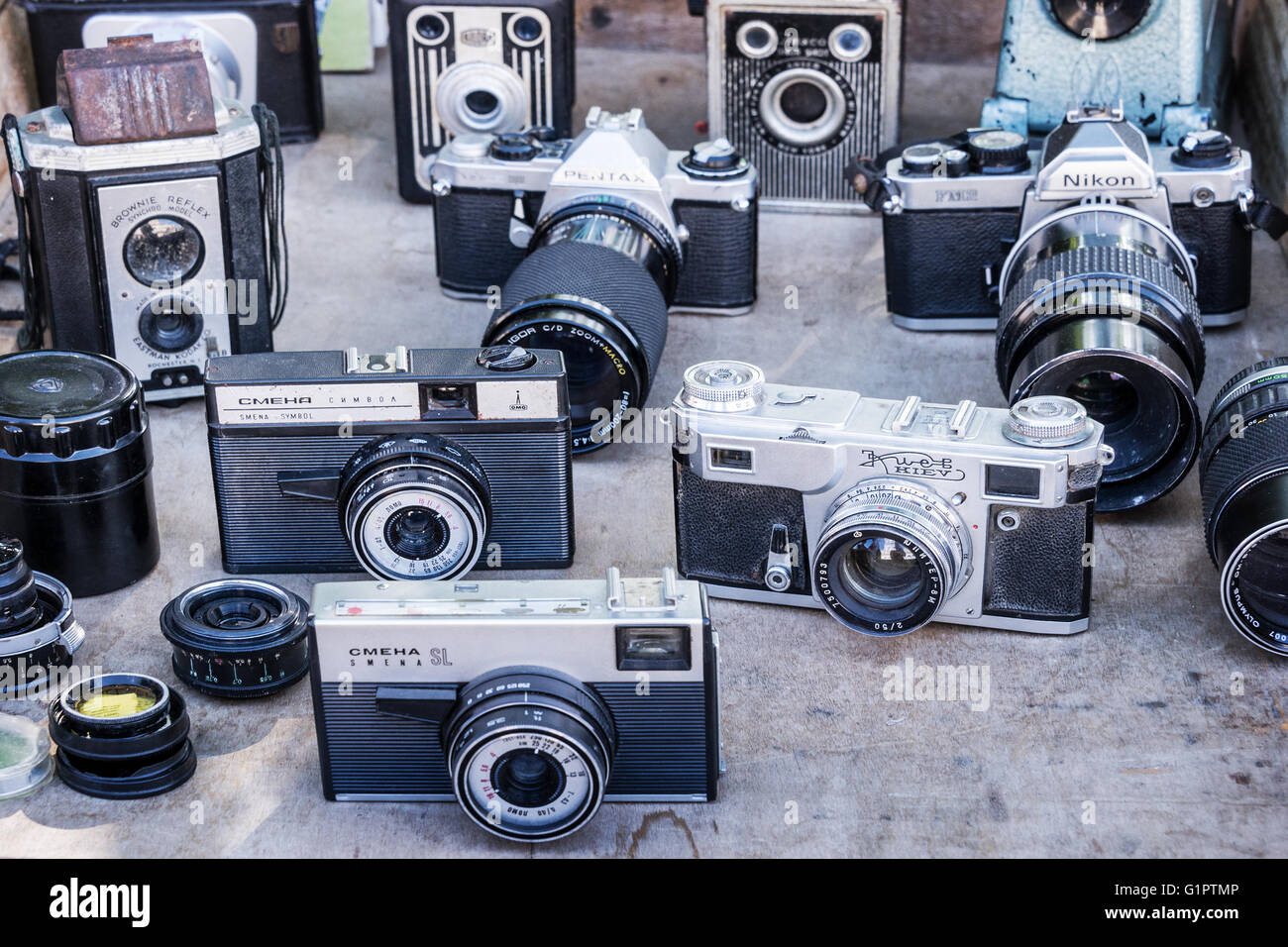 HABANA, CUBA - 18 aprile: collezione di fotocamere vintage su un mercato delle pulci, il 18 aprile 2016 a L'Avana Vecchia Foto Stock