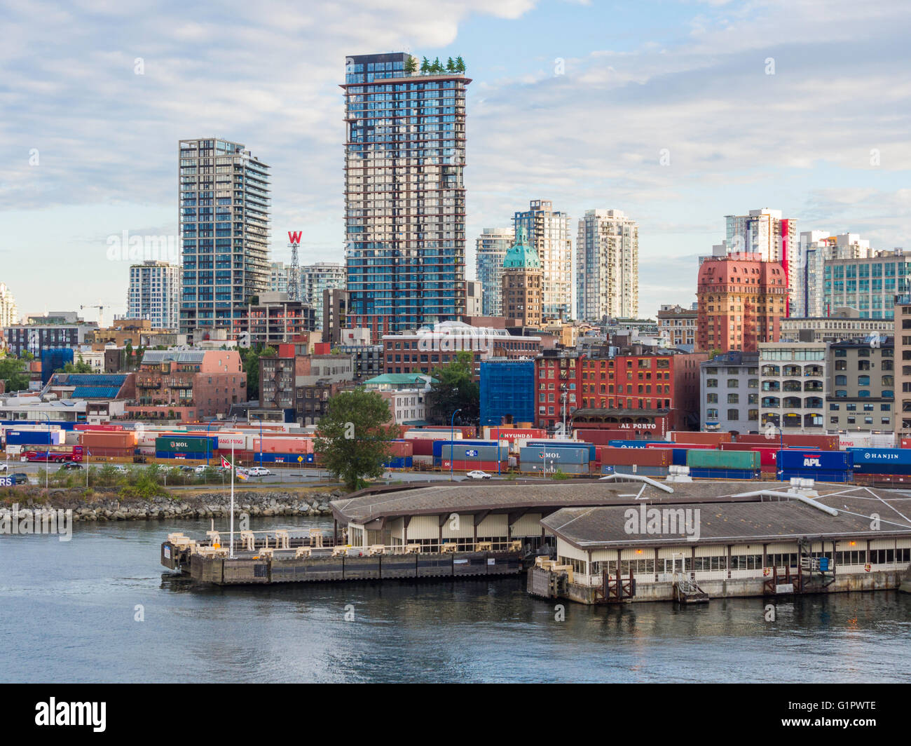 Vancouver Downtown eastside, visto da Vancouver Cruise Terminal al Canada Place. Woodwards 'W' e a cupola a 'Sun' edificio visto Foto Stock