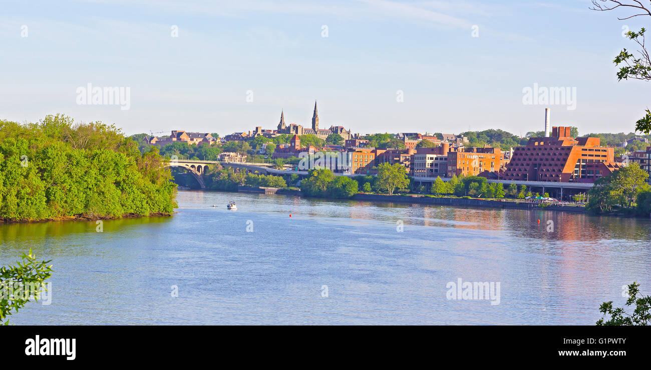 Georgetown Parco Fiume Potomac lungomare con una vista sul ponte della chiave. Foto Stock