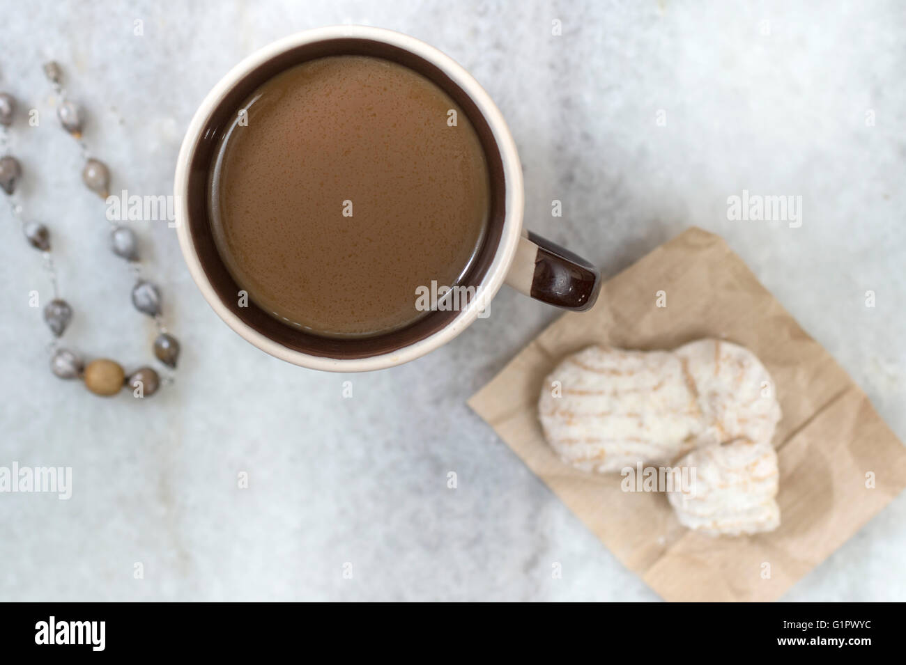 Tazza di caffè e biscotti su Sfondo marmo Foto Stock