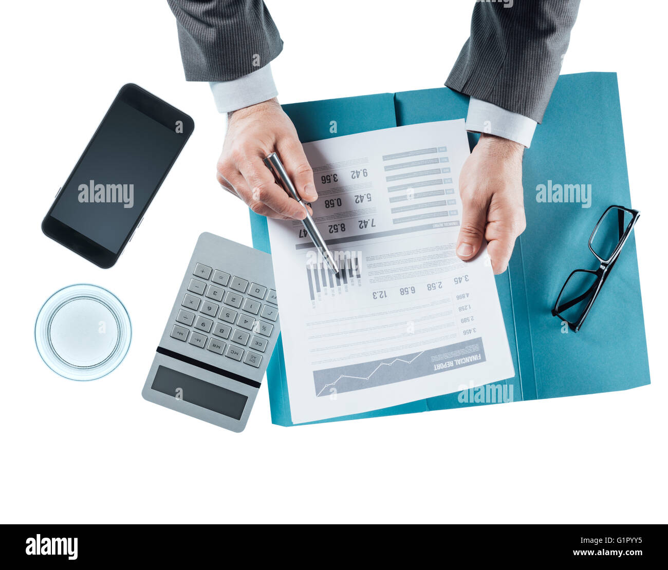 Imprenditore professionale al banco controllo di una relazione finanziaria e che puntano a un grafico a barre con una penna Foto Stock