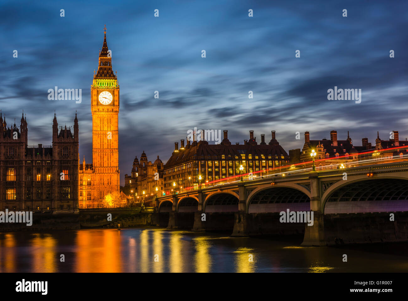 Splendide luci intorno al Westminster Bridge e il Big Ben al crepuscolo, Londra, Regno Unito. Foto Stock