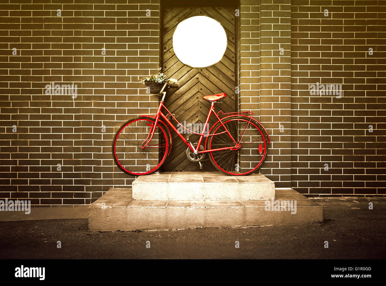 Vintage retrò vecchio rosso in bici su strada. Bici e trasporto. Foto Stock