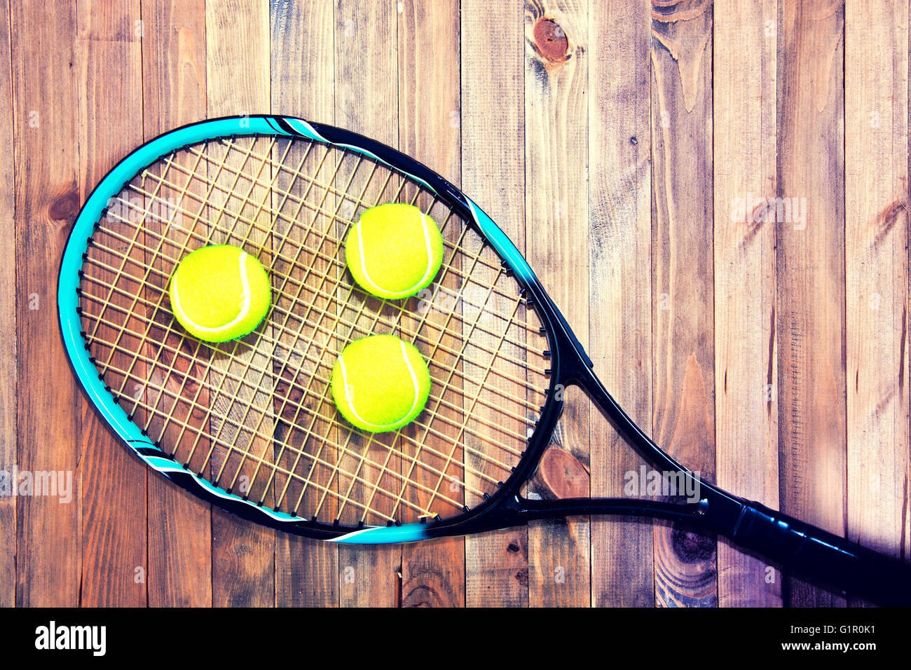 Gioco di tennis. Palla da tennis su sfondo di legno. Vintage retrò foto. Foto Stock