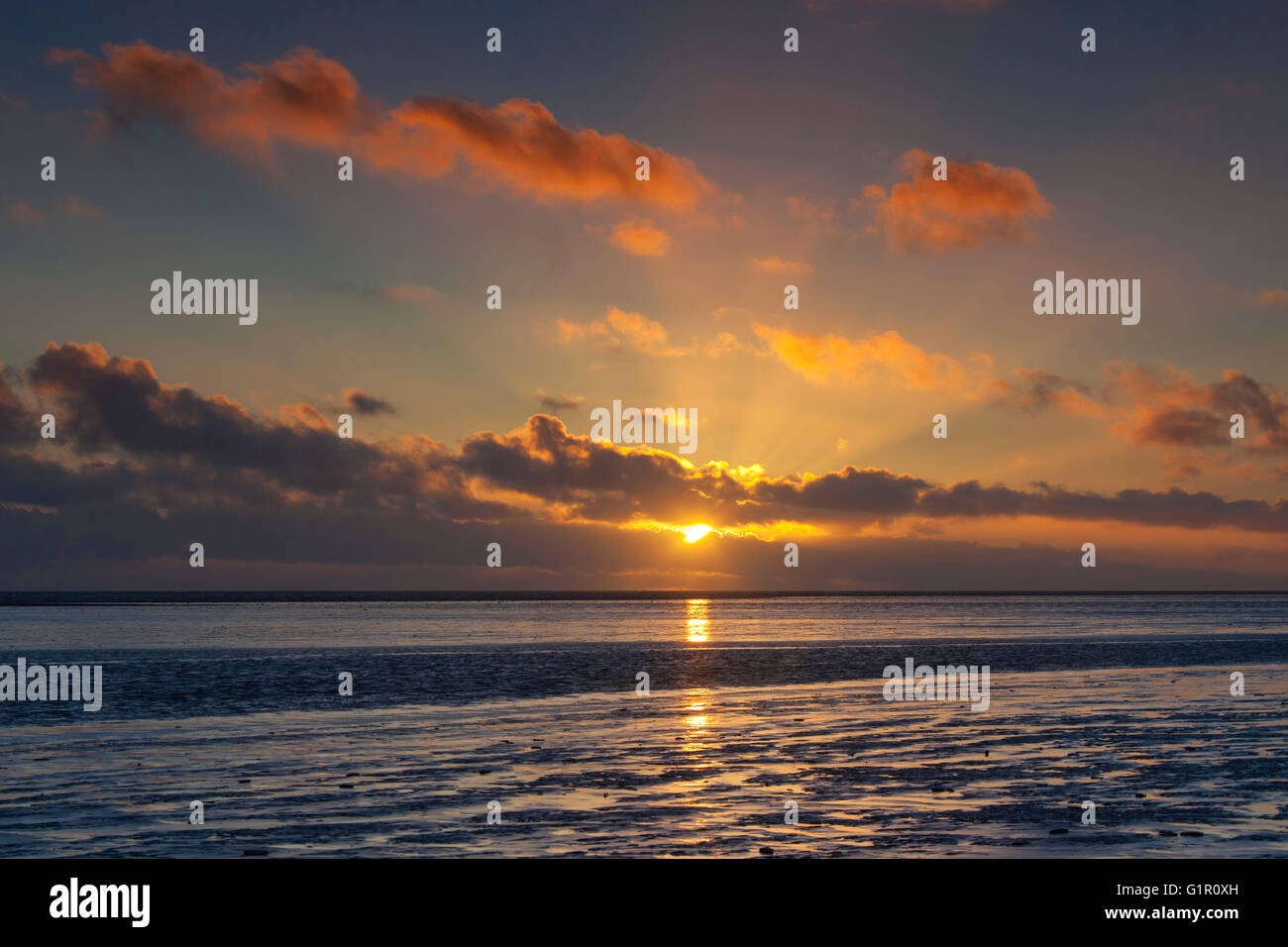 Colorato tramonto sul mare di Wadden National Park, Nord Frisia, Germania Foto Stock