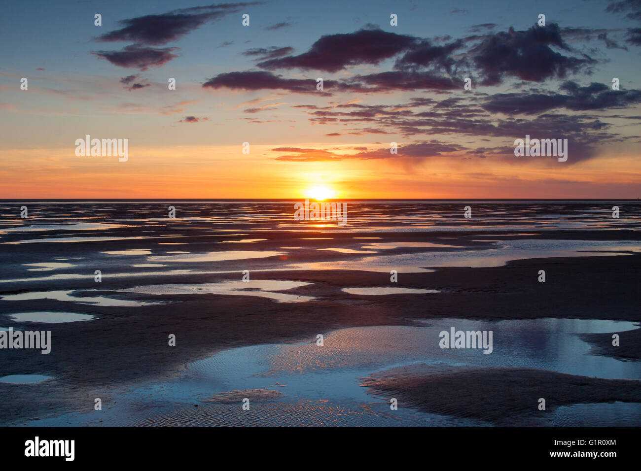 Colorato tramonto sul mare di Wadden National Park, Nord Frisia, Germania Foto Stock