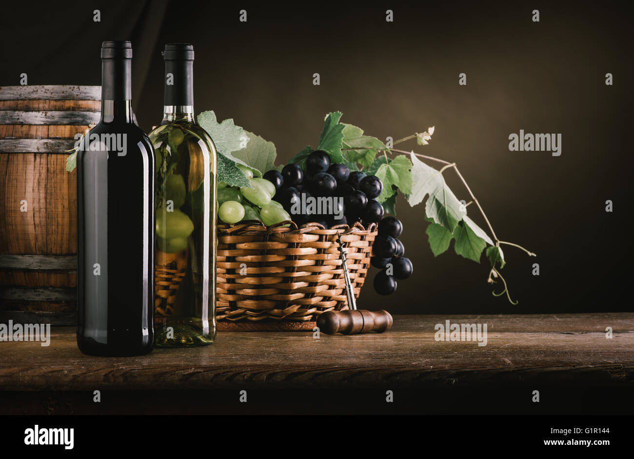 Botte e uva con cavatappi sul tavolo immagini e fotografie stock ad alta  risoluzione - Alamy