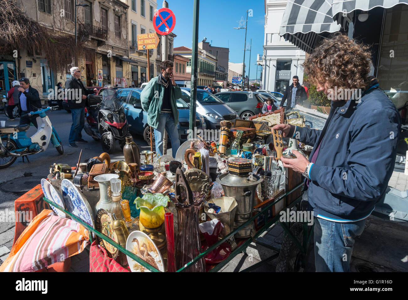 I pezzi di antiquariato e bric-a-brac mercato a Monastiraki, nel centro di Atene, Grecia Foto Stock