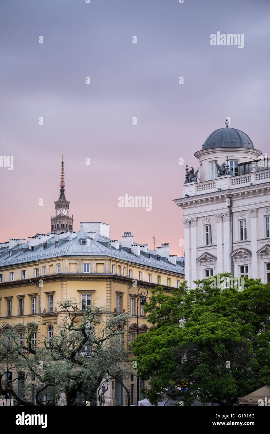 Una vista serale di edifici a Varsavia dal nord passi di Sant Alessandro anche la Chiesa. Foto Stock