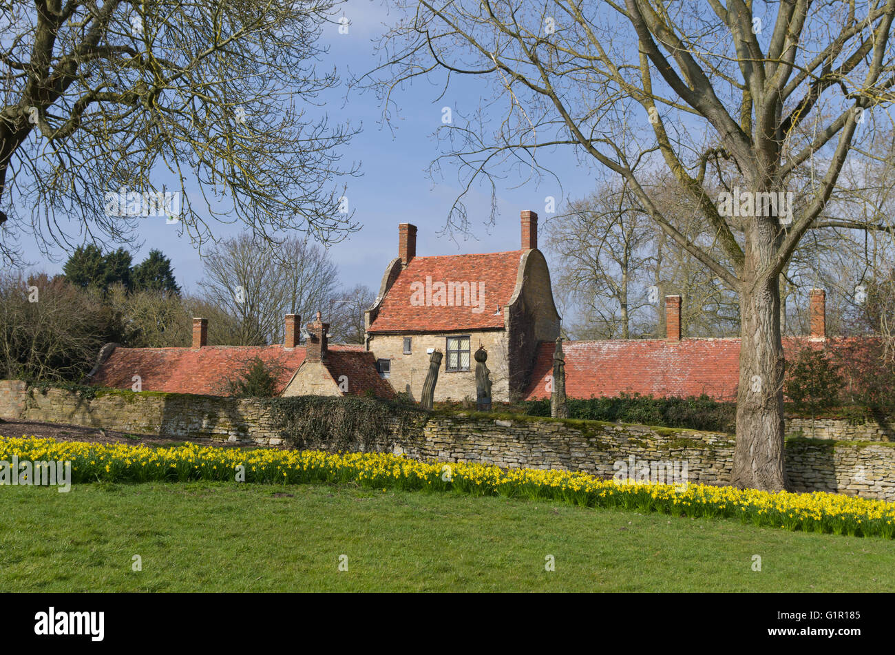Una fila di vecchi gli ospizi di carità nel villaggio di grande Linford, UK; ora parte di Milton Keynes Art Center. Foto Stock